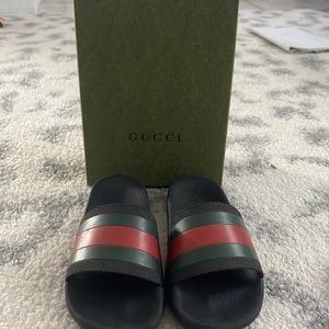 Kids Gucci slides size 33 comes with box and duster